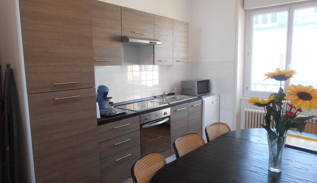 Apartment and its courtyard 6 to 12 people in Guilvinec