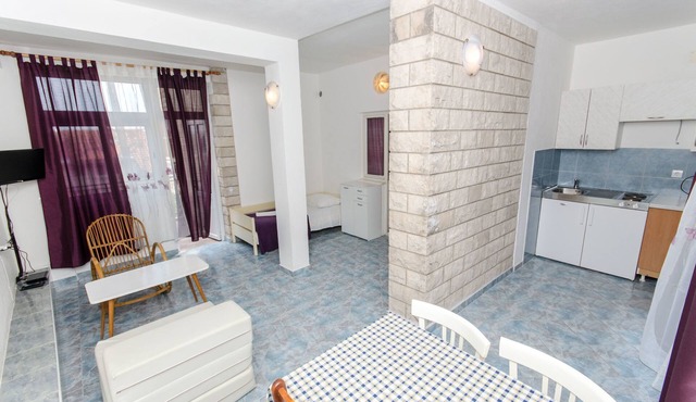 Apartment and Rooms Ivan (45191-A10) - Makarska