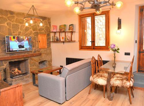 Apartment Angepasste rustikale Wohnung für 4 Personen Pobla de Lillet by Interhome