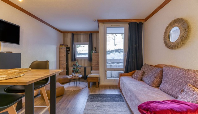 Apartment 'Appart 4 Personnes Pied Des Pistes' with Mountain View and Balcony