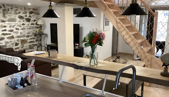 Apartment 'Appartement De Charme Saint-Romain' with Wi-Fi and Air Conditioning