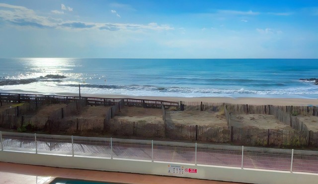 Apartment 'Appartement Première Ligne Vue Mer' with Sea View, Shared Pool and Private Terrace