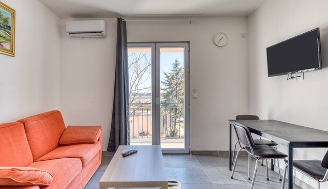 Apartment 'Appartement 4 Personnes' with Shared Garden and Balcony