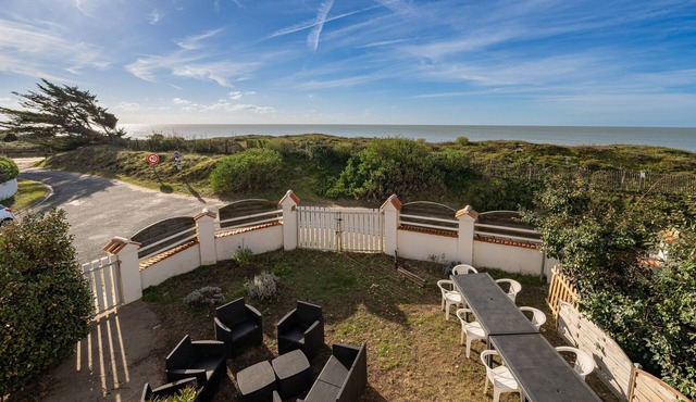 Apartment 'Appartement Face Mer 50m Plage' with Sea View, Private Terrace and Wi-Fi