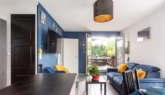 Apartment at the foot of the Tram station