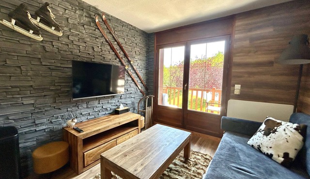 Apartment at the foot of the slopes, swimming pool, sauna, linen included and pets allowed.