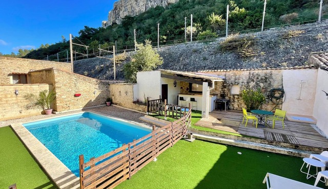 Apartment at the foot of the cliff with a private pool