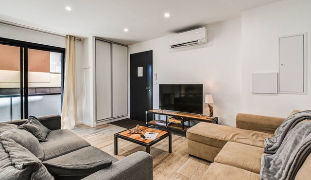 Apartment 'Aux Pieds Des Pistes - Appt B' with Mountain View, Wi-Fi and Air Conditioning