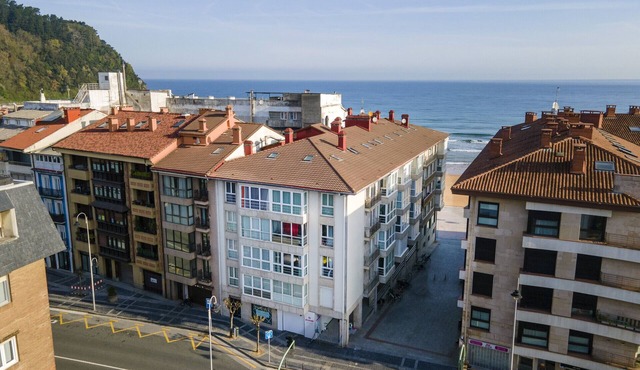 Apartment Bañeru 1 - House in the centre of Zarautz, 1 min. from the beach by Egona