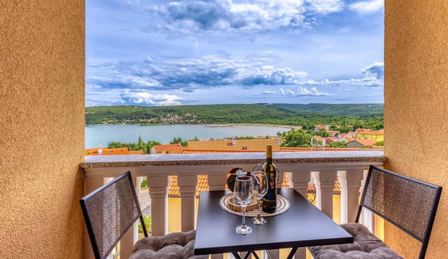 Apartment Baran with a Sea View