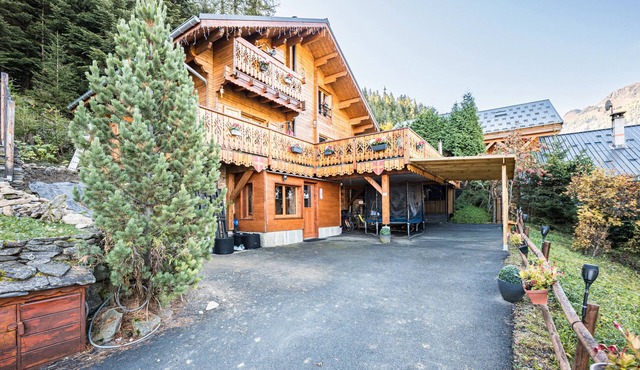 Apartment 'Bas De Lout'Chi Valfréjus' with Mountain View, Private Terrace and Wi-Fi