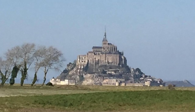 Apartment bay of Mont-saint-Michel in the heart of the village of Saint-Broladre
