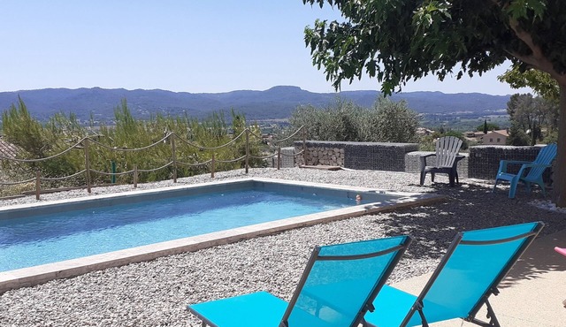 Apartment below a villa in a village in the heart of the Luberon