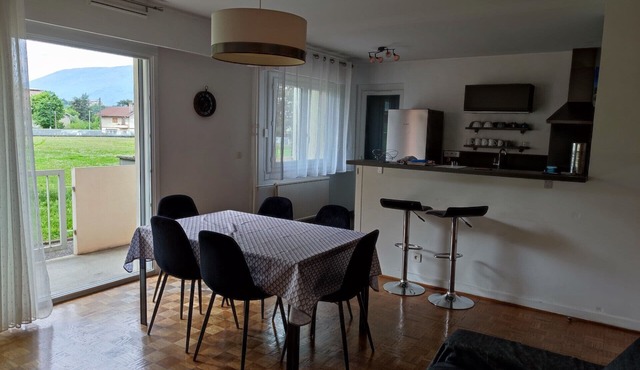 Apartment between city and lake, near shops