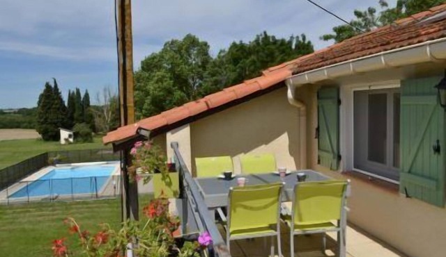 Apartment between Castelnaudary and Carcassonne with heated swimming pool and parking lot