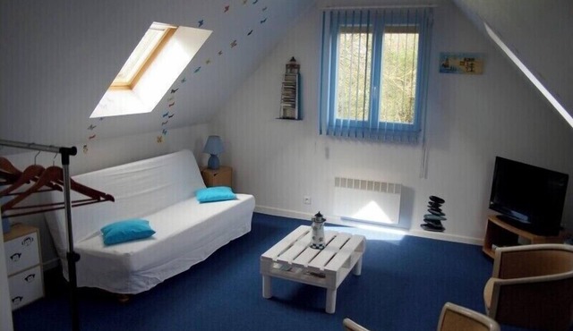 Apartment between land and sea