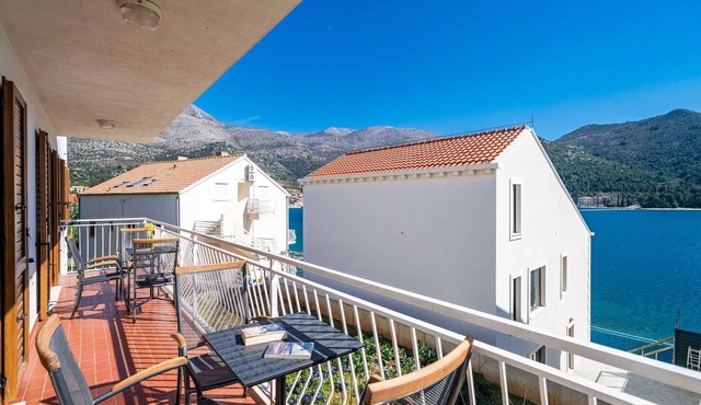 Apartment Bobić- Three Bedroom Apartment with Balcony and Sea View