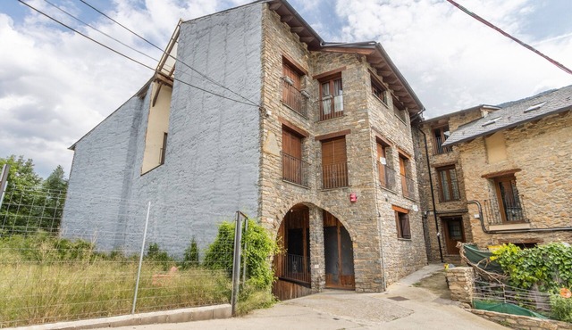 Apartment 'Cambuleta En La Bastida' with Mountain Views, Balcony & Wi-Fi
