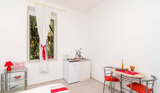 Apartment Caceris - Comfort Studio Apartment with Terrace