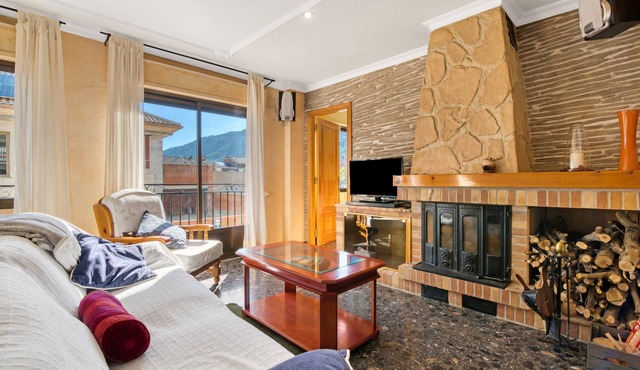 Apartment 'Cal Guerrer' with Mountain Views, Wi-Fi, and Air Conditioning