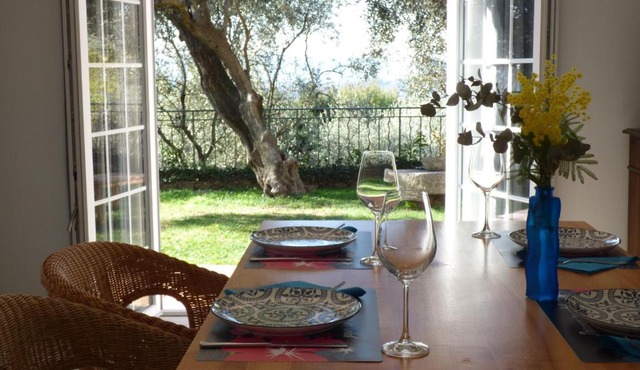 Apartment Cézanne with heated pool and private garden