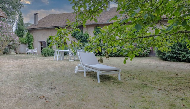 Apartment 'Charmant Appartement Dordogne' with Shared Garden and Wi-Fi