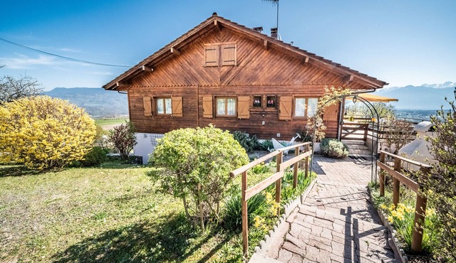 Apartment "Charmant" with Mountain View, Private Terrace and Wi-Fi