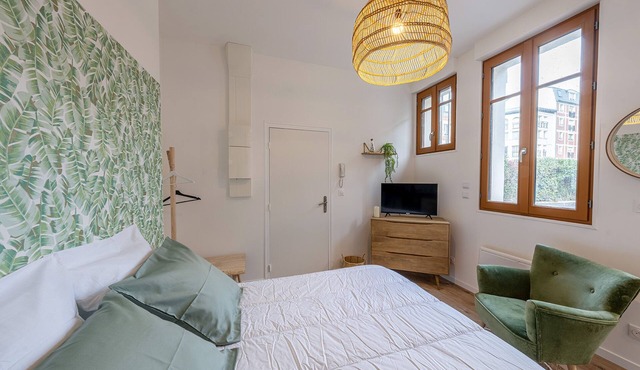 Apartment-City-Ensuite with Shower-No view