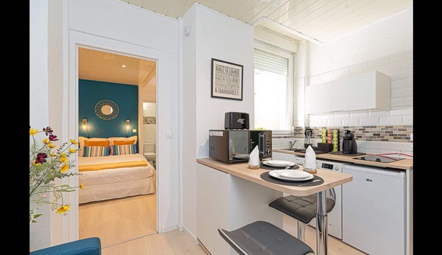 Apartment-City-Ensuite with Shower-Courtyard view