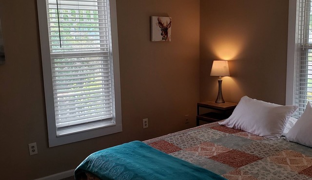 Apartment close to beach, marina, downtown shops and restaurants