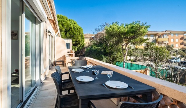 Apartment 'Courtille Sur Mer' with Sea View, Wi-Fi, and Air Conditioning