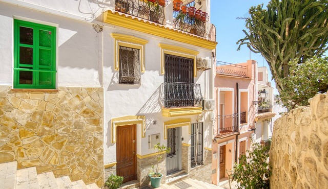 Apartment 'Cueva Alicante' with Wi-Fi and Air Conditioning