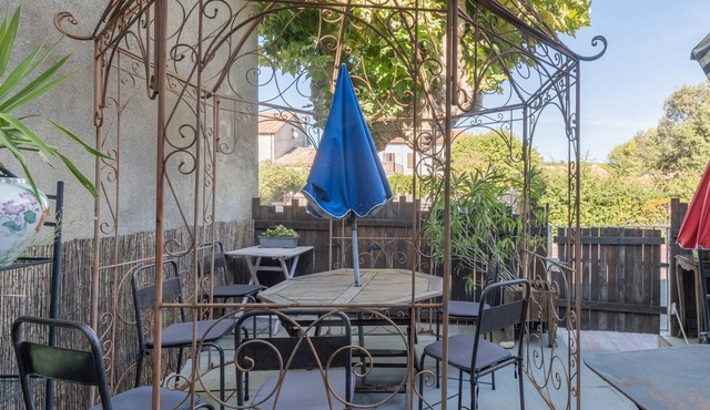 Apartment 'De Charme' with Private Terrace, Shared Garden and Wi-Fi