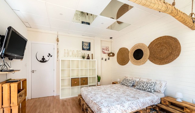 Apartment "Dharma76" with Private Balcony, Wi-Fi and Air Conditioning