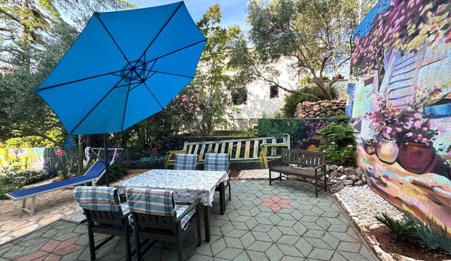 Apartment Didi with private garden, close to the center, family-friendly