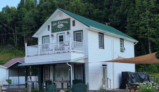 Apartment Directly ON The Virginia Creeper Trail !