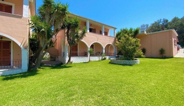 Apartment Dora Pagoi 2 with Mountain View, Shared Garden & Wi-Fi