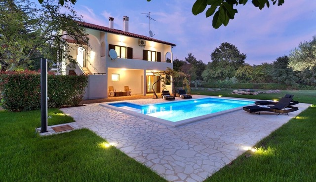 Apartment Doris with Private Pool and large Garden