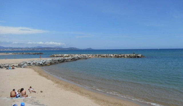 Apartment 'Duplex Appartement 300m De La Mer' with Balcony, Wi-Fi and Air Conditioning