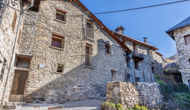 Apartment 'El Case' with Mountain View and Private Garden