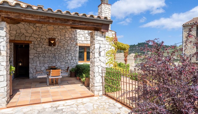 Apartment 'El Clos 4' with Private Terrace, Shared Garden and Wi-Fi