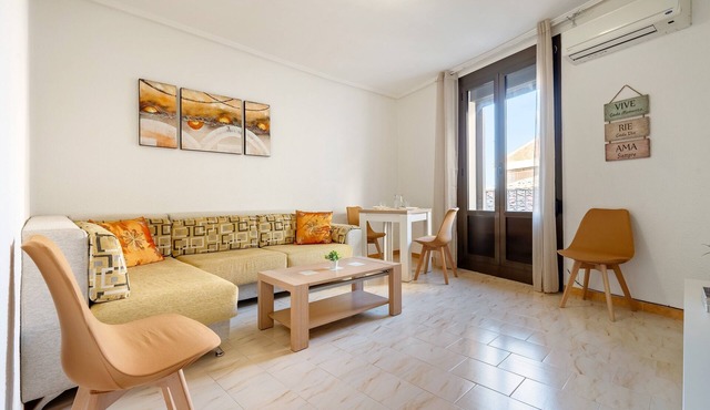 Apartment 'El Compromiso' with Balcony, Wi-Fi and Air Conditioning