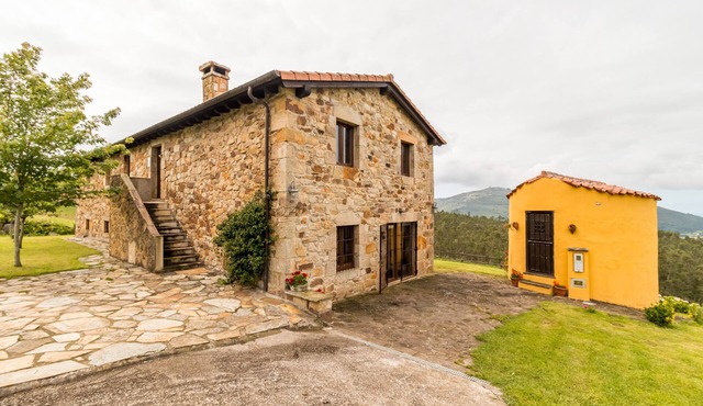 Apartment 'El Manantial' with Mountain View, Private Garden and Wi-Fi