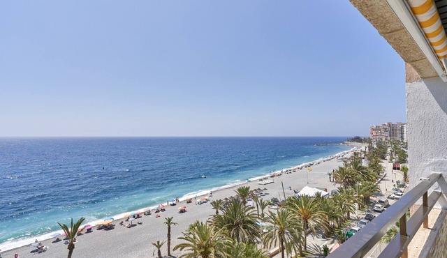 Apartment 'El Rompeolas' with Sea Views and Wi-Fi
