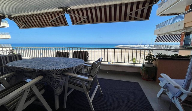 Apartment 'En Primera Línea De Mar' with Sea View, Shared Pool and Wi-Fi