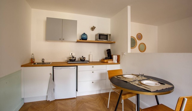 Apartment-Ensuite with Shower-Courtyard view