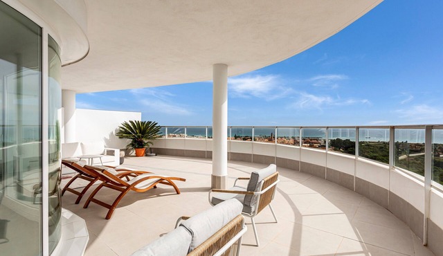 Apartment 'Tarongers' with Shared Pool, Wi-Fi and Air Conditioning