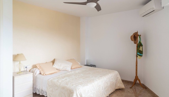 Apartment on the beachfront with parking, pool and gym