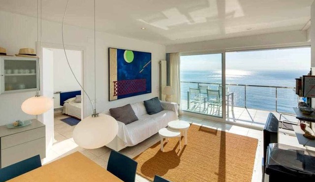 Apartment with pool on the seafront