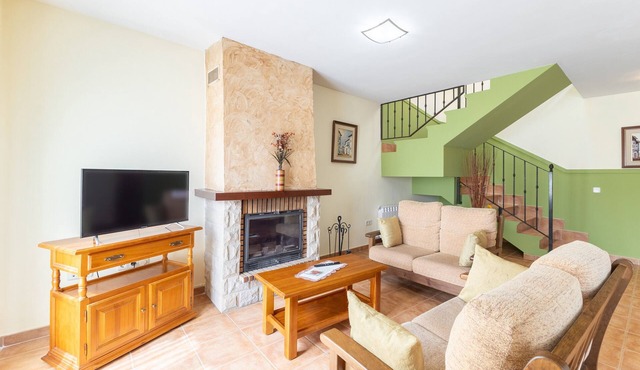 Apartment 'La Casa De Dafne Almendro' with Mountain View, Shared Terrace and Shared Garden
